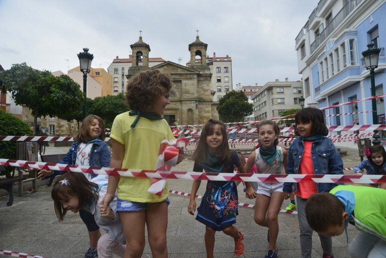 Ribeira – The children participating in the urban planning workshop “A Cidade do Mañá” practically took over the porta do sol despite the rain