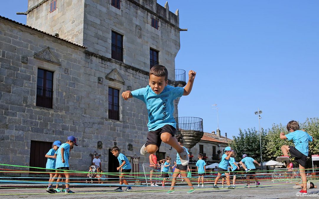 “A Vila do Mañá” transforma Fefiñans en un espacio urbano para el juego infantil